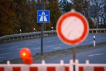 Schinken-Laster verunfallt in Baustelle: Autobahn voll gesperrt!