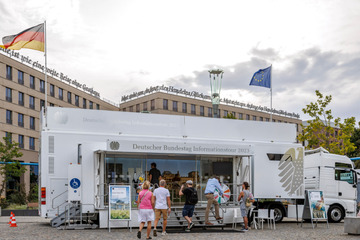 Der mobile Bundestag ist in Dresden: Das hat es mit ihm auf sich