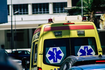 Urlaub endet in Tragödie: Mann bringt seine Frau zur Behandlung - und stirbt selbst
