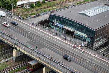 Berlin: Brutalo-Trio prügelt Reisenden am S-Bahnhof Warschauer Straße nieder