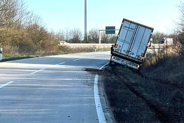 Unfall A14: Am Steuer eingeschlafen: Laster fährt unkontrolliert auf Autobahn-Grünstreifen weiter
