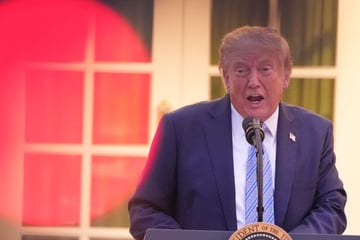 Trump attackiert Pressefreiheit: US-Präsident verbietet mehreren Medien Zutritt zu Weißem Haus