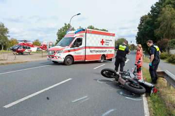 Motorradfahrer nach Unfall in Lebensgefahr: Autofahrer flüchtet zu Fuß