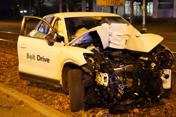 Mietauto rast gegen Tram-Mast: Fahrer stirbt im Krankenhaus