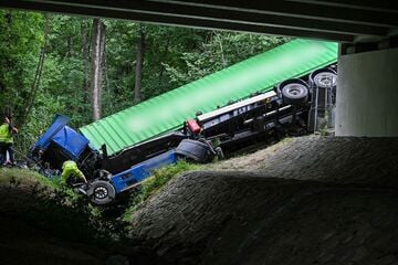 Unfall A96: Lkw stürzt Böschung hinab: A96 stundenlang gesperrt, kilometerlanger Stau