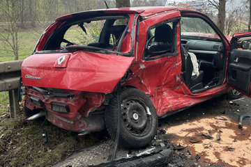 Autofahrer (†24) stirbt bei schwerem Frontalcrash in Nordhessen