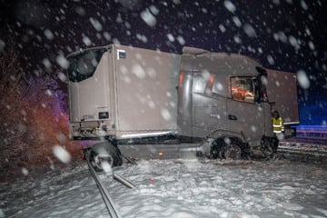 Unfall A3: Lkw außer Kontrolle: Unfall mit zwölf Tonnen Ladung auf verschneiter A3