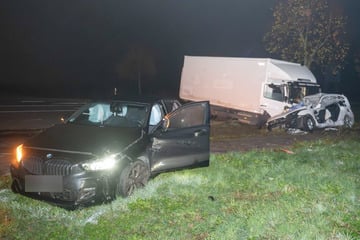 Auto nimmt Laster die Vorfahrt: Zwei Verletzte bei Unfall in Leipzig