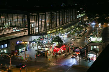 Berlin: Vierer-Gang greift junge Männer am Bahnhof Zoo mit Messern an: 20-Jähriger notoperiert!