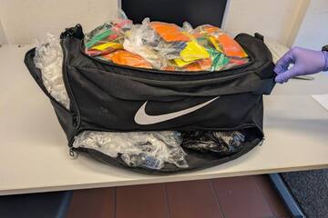 Polizei kontrolliert VW: Sporttasche voller Drogen und Lager unter der Rückbank
