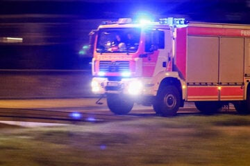 Rauchwarnung im Südharz: Feuerwehr kämpft gegen brennende Strohballen