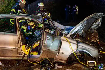19-Jähriger stirbt bei Unfall in Südhessen, Beifahrer (18) schwer verletzt