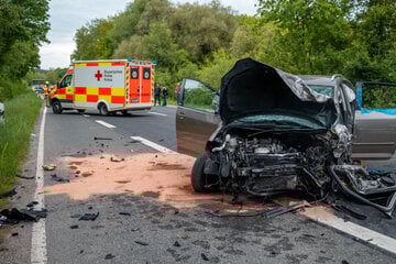 Frontalcrash auf Bundesstraße: Senior stirbt noch an Unfallstelle