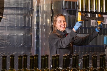 Ruckizucki und nahezu vollautomatisch: Bei Wackerbarth kommt der Bacchus in die Flasche