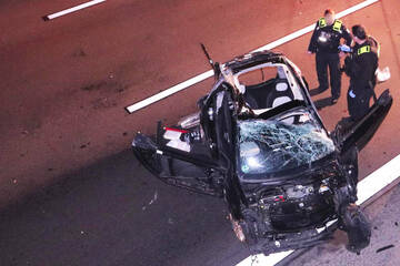 Horror-Crash auf A113: Smart-Fahrer nach mehrfachem Überschlag schwer verletzt