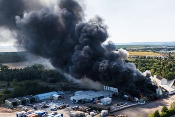 Großbrand in Industriebetrieb: Evakuierung nötig, Hunderte Kräfte stundenlang im Einsatz