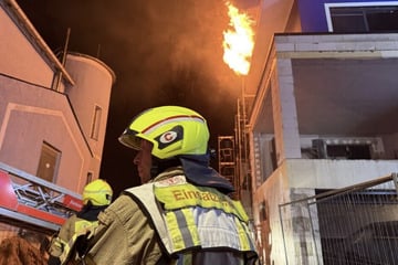 Berlin: Feuer-Drama in Berlin-Köpenick: Dach von Mehrfamilienhaus steht in Flammen