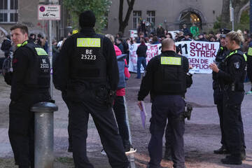 Berlin: Schüler-Demo in Berlin: Gymnasium dicht, Anwohnerin verletzt