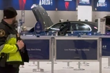 Autofahrer brettert durch Flughafen-Terminal: Am Ticketschalter ist Schluss