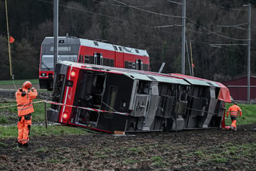 Starker Sturm: Zwei Züge entgleisen - 15 Menschen verletzt