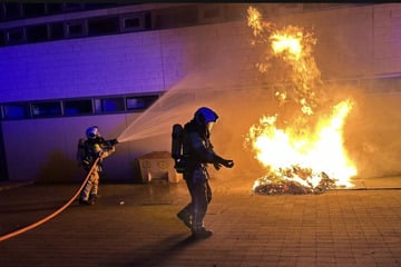 Dresden: Mehrere Einsätze in einer Nacht: Brandserie hält Dresdner Feuerwehrleute auf Trab