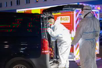 Leipzig: Blutige Heiligabend-Attacke: Mann stürmt Wohnung und landet mit Stichverletzungen in Klinik