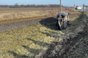 Senior kommt von der Straße ab: Auto überschlägt sich!