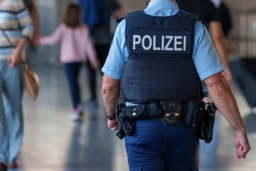 Frankfurt: Knochenbruch! Mann beißt am Flughafen einen Polizeibeamten
