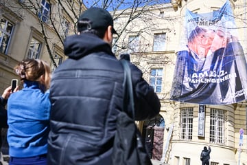 Berlin: Polizei entfernt provokantes Merz-Weidel-Plakat und muss zurückrudern