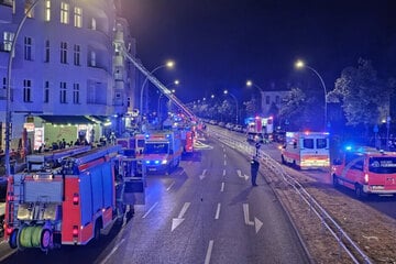 Berlin: Feuerwehr rückt zum Gebäudebrand im Wedding an