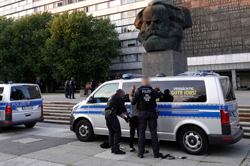 Chemnitz: Razzia in Chemnitz: Polizei findet Drogen und Waffen, Mann (36) landet im Knast