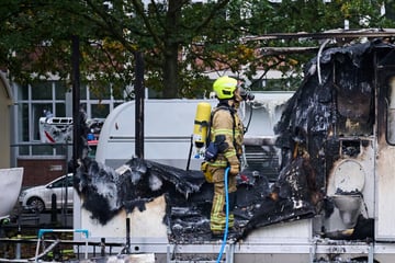Feuer auf Bremer Freimarkt: Wohnwagen geht in Flammen auf