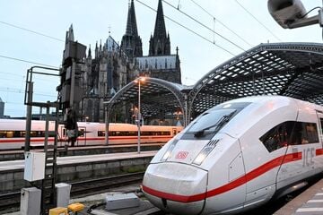 Kölner Feuerwehr im Großeinsatz: Rauchentwicklung am Hauptbahnhof