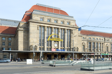 Leipzig: Am Leipziger Hauptbahnhof: Duo tritt gegen Polizeiauto