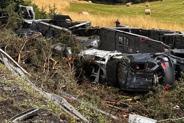 Unfall A72: Heftiger Unfall auf A72 in Sachsen: Auto-Laster stürzt Abhang hinab