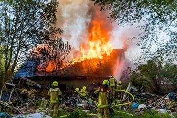 Berlin: Großeinsatz der Feuerwehr in Buckow: Einfamilienhaus steht in Flammen
