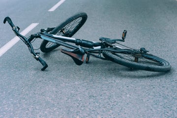 Auto kracht mit Fahrrad zusammen: 27-Jährige schwer verletzt!