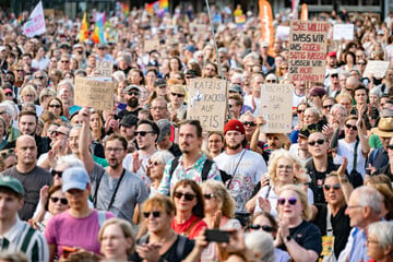 Nach AfD-Wahlsieg: Tausende demonstrieren in Köln gegen Rechtsextremismus