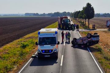 Schwerer Unfall auf gerader Strecke: Opel kracht in Traktor und überschlägt sich