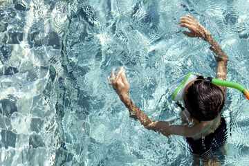 10-Jähriger rettet bewusstloses Mädchen (9) im Schwimmbad, weil sonst niemand reagiert