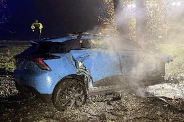 Tödlicher Verkehrsunfall! Fahrer wird in Auto eingeklemmt und stirbt