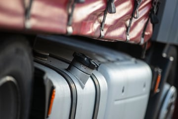 Unfall A57: Lkw kracht auf Autobahn in Warntafel: Lag ein internistischer Notfall vor?