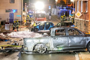 Auto geht bei heftigem Crash in Flammen auf: Neun Verletzte, darunter Ersthelfer
