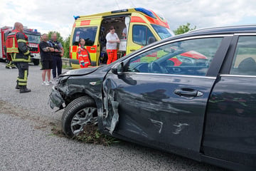 Schwerer Unfall in Bannewitz: 76-Jähriger kracht gegen Leitplanke und wird schwer verletzt
