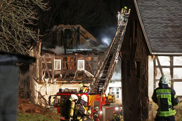 Dach brennt komplett ab: Fachwerkhaus in Flammen!