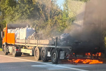 Unfall A23: Reifenplatzer! Brennender Lkw sorgt für Chaos auf Autobahn bei Hamburg