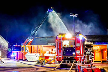 Stuttgart: Halbe Million Euro Schaden: Lagerhalle abgebrannt