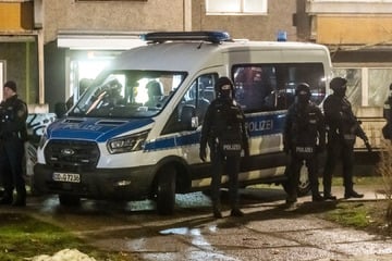 Leipzig: Hammer-Fund bei Verkehrskontrolle in Leipzig: Taxi-Fahrgast hat Tasche voller Pistolen dabei!