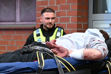 Pullover voller Blut: Mann randaliert in Treppenhaus und greift Sanitäter an