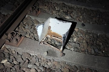 Bahnstrecke gesperrt: Regionalzug kollidiert mit Tresor